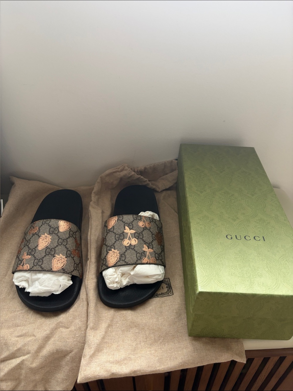 Gucci Women’s Logo Slide Sandals – Black – Authentic – Box & Dust Bag